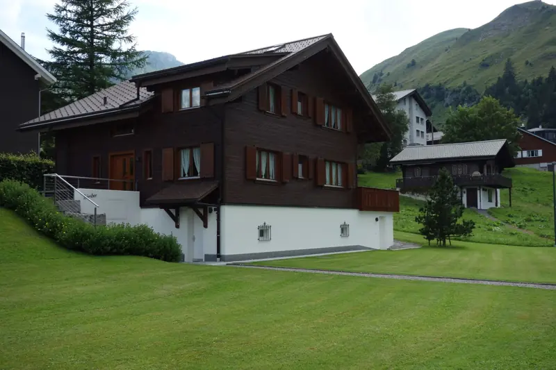 Monte-escalier autour d'Annecy : maison savoyarde sur plusieurs niveaux, bâtie dans la pente